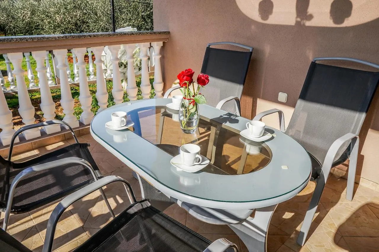 Apartment Dalibor 1870 Pula 0*,