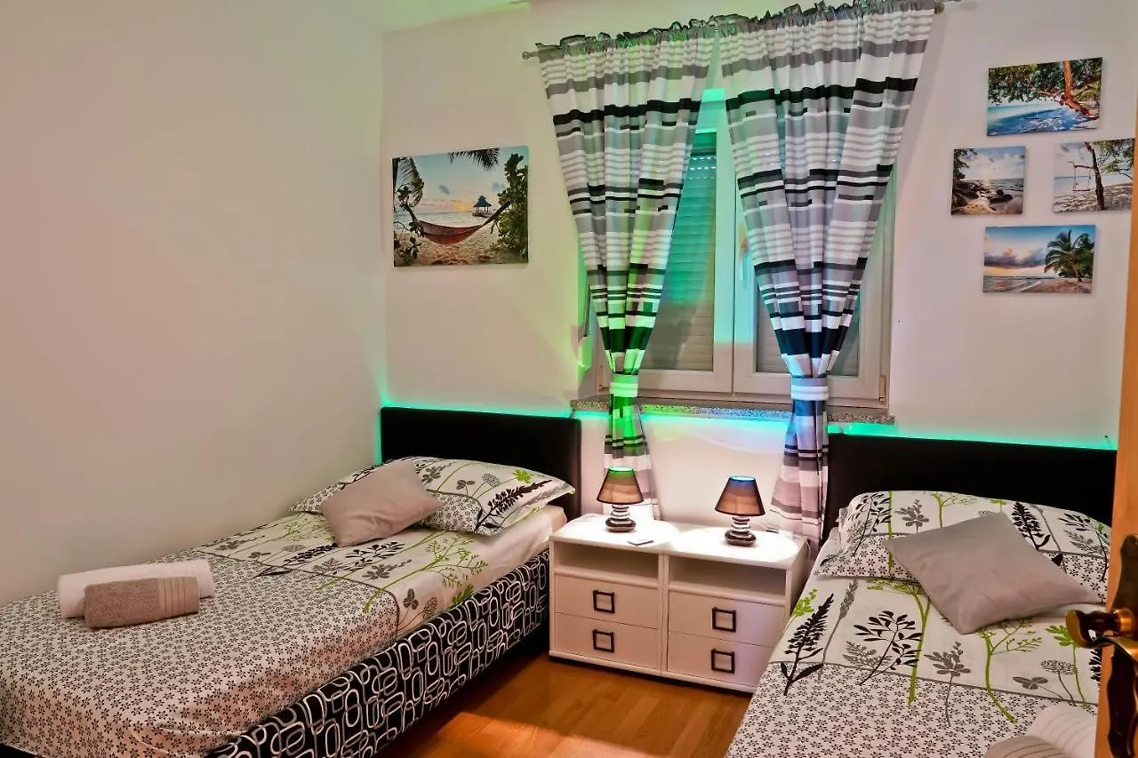 Apartment Dalibor 1870 Pula 0*,  Croatia